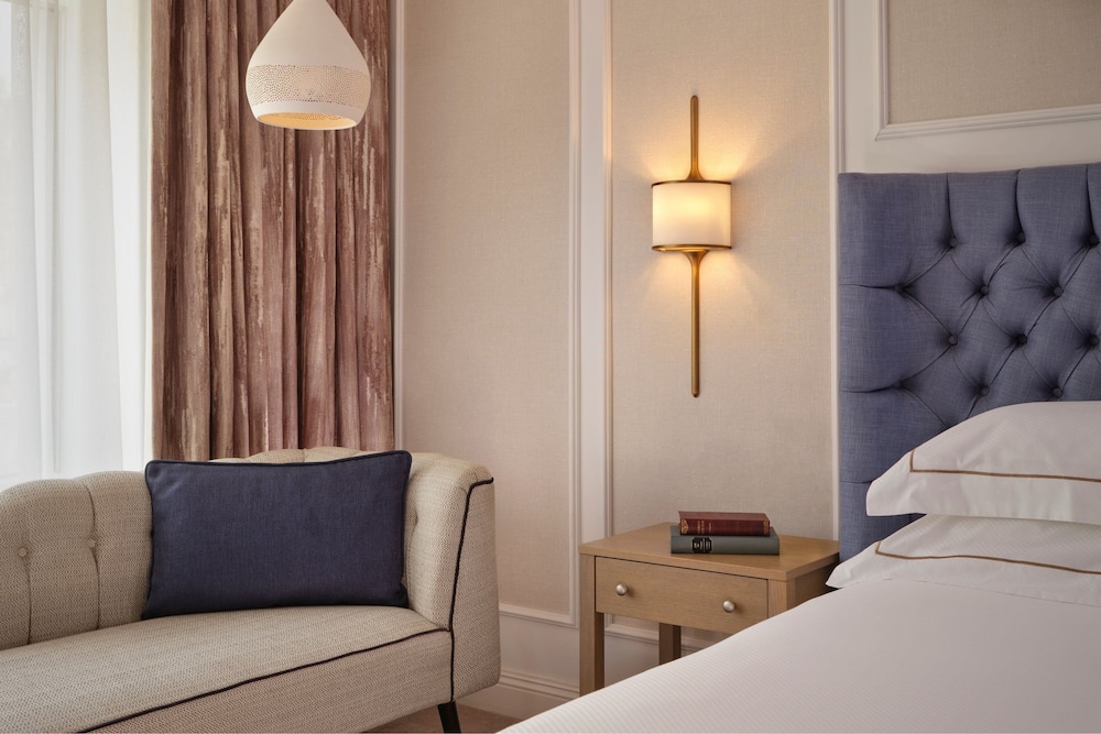 Superior Room, 1 King Bed, City View thumbnail 6