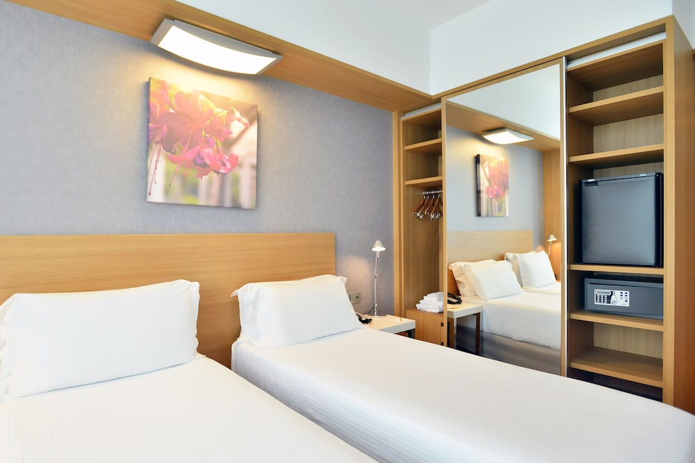 Junior Suite, 2 Twin Beds, Accessible thumbnail 5
