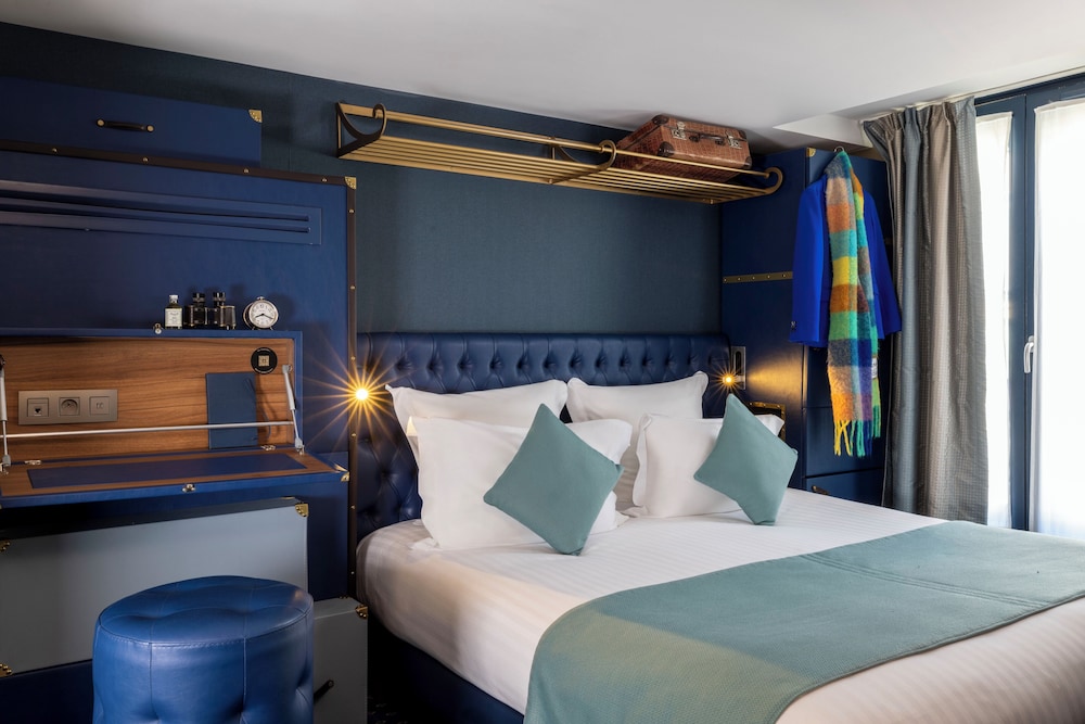 Superior Room with Balcony thumbnail 6