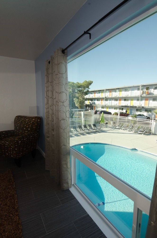 Exclusive Suite, 1 King Bed, Patio, Poolside - Photo 5