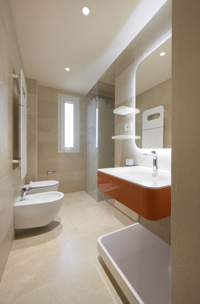 Deluxe Double Room - Photo 9