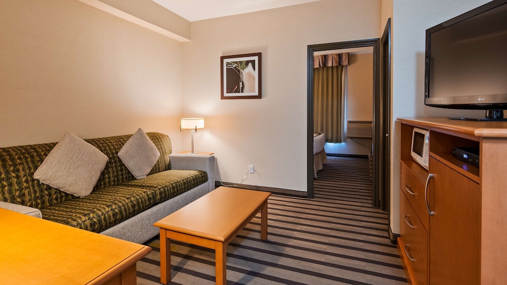 Suite, 1 Queen Bed, Non Smoking, Refrigerator & Microwave - Photo 2