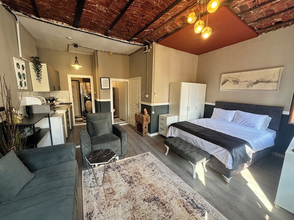 Elite Studio Suite, 1 Bedroom, Refrigerator & Microwave photo 1