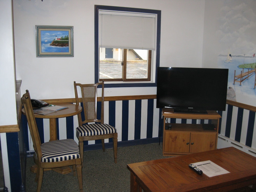 Family Studio Suite, 1 Bedroom, Refrigerator & Microwave, Ground Floor photo 2