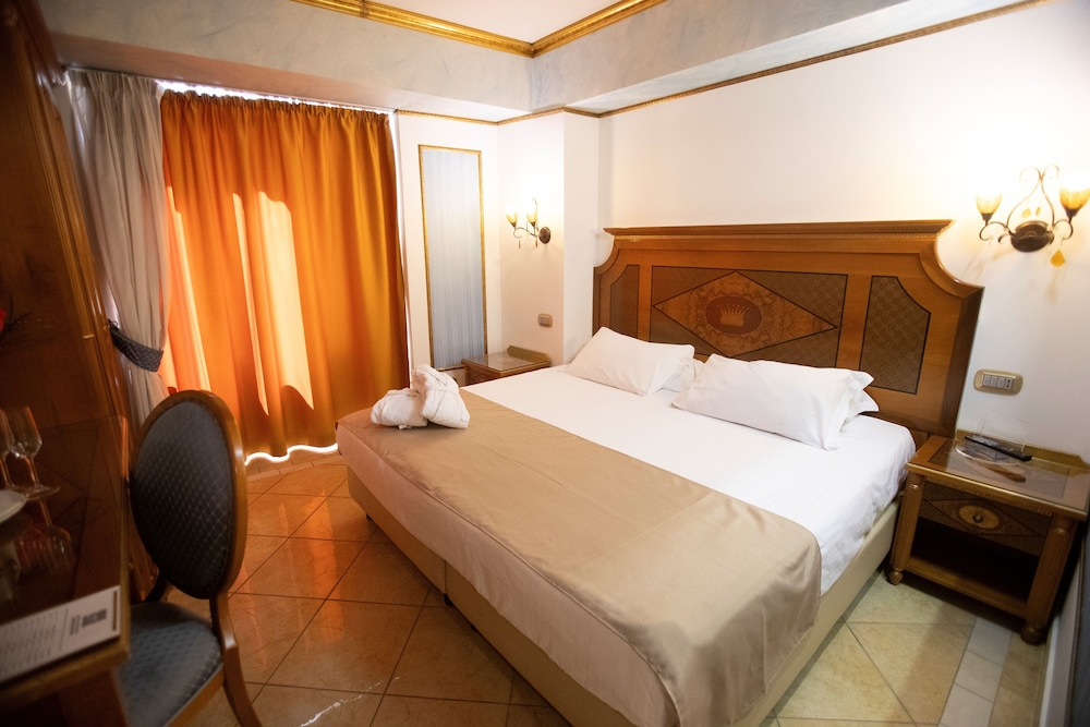 Deluxe Double Room, 1 King Bed, Balcony, Sea View photo 2