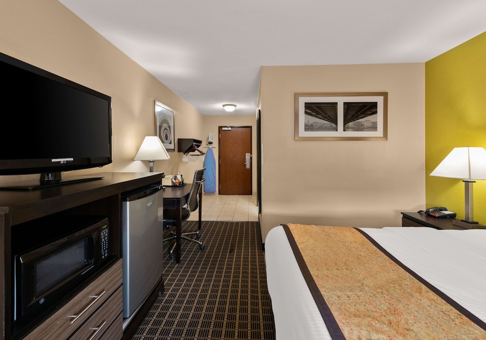 Standard Room, 1 King Bed, Accessible, Refrigerator & Microwave (Larger Room)