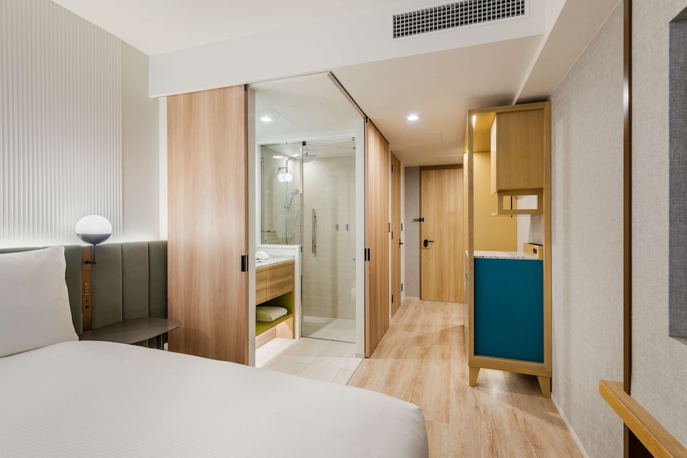 Deluxe Room, 1 Queen Bed, Accessible - Photo 6