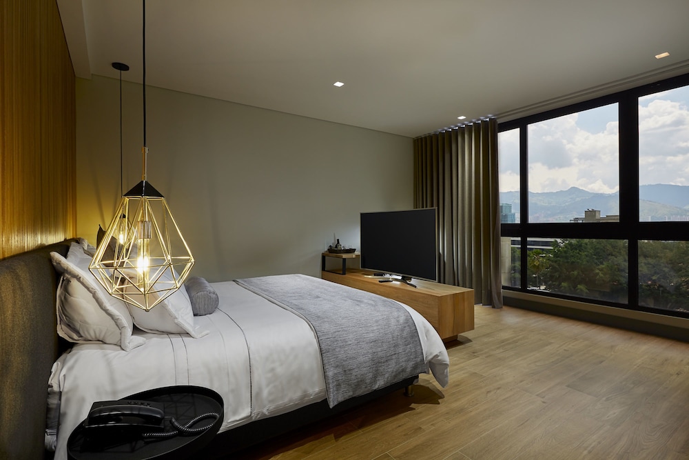 Junior Suite, 1 King Bed, Jetted Tub, Mountain View photo 1