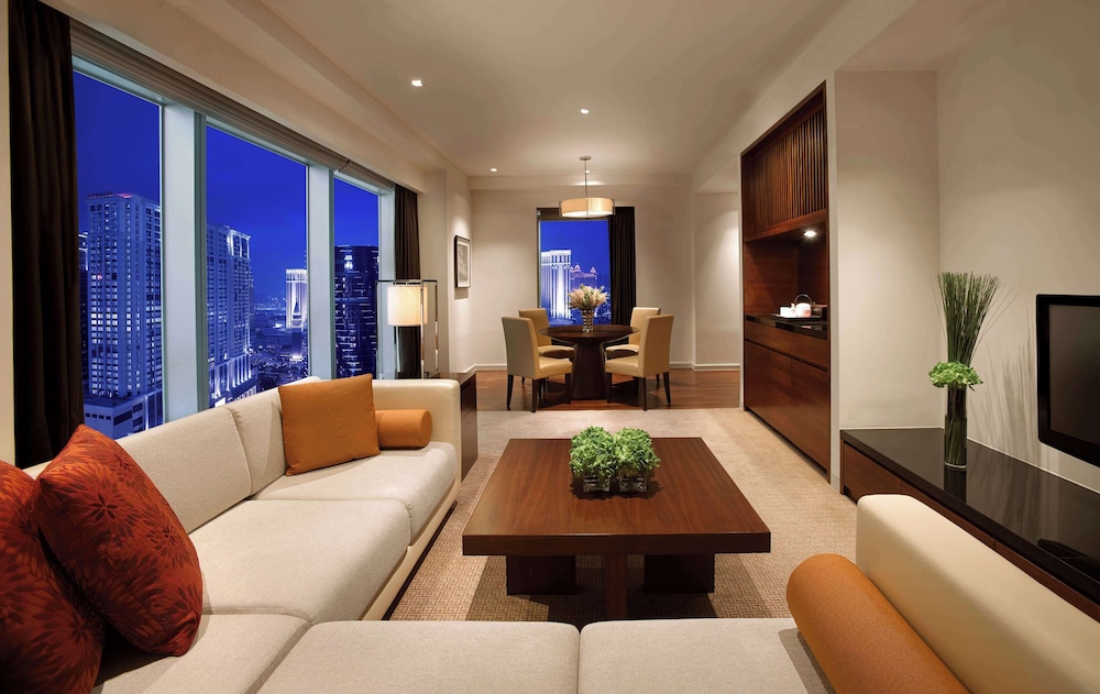 Grand Deluxe Fountain View Suite King - Photo 1