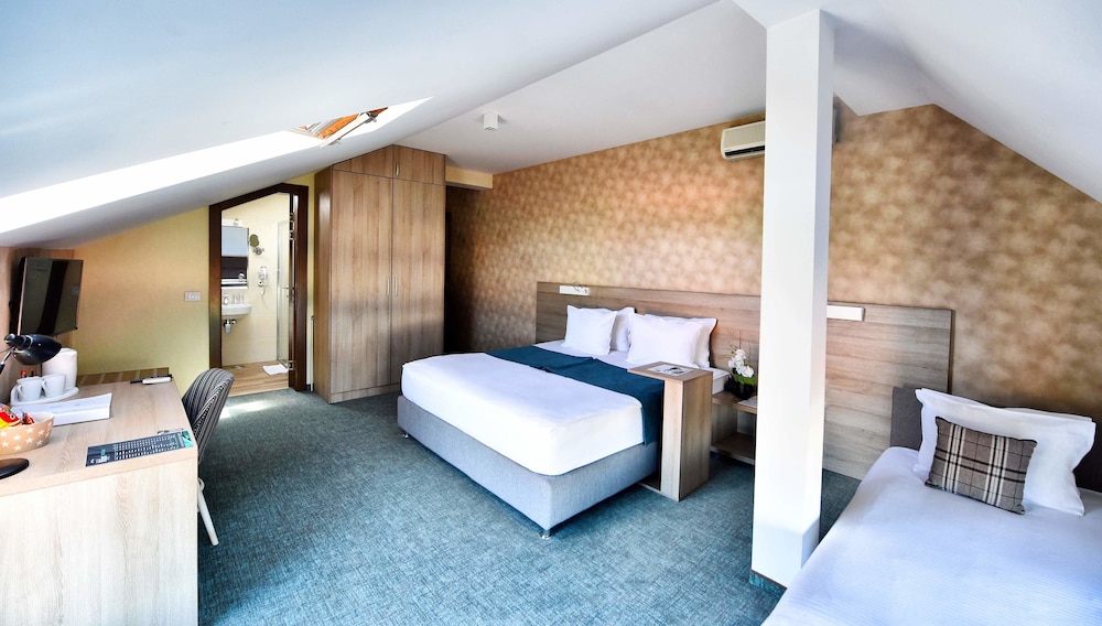 Triple room with parking spot photo 2