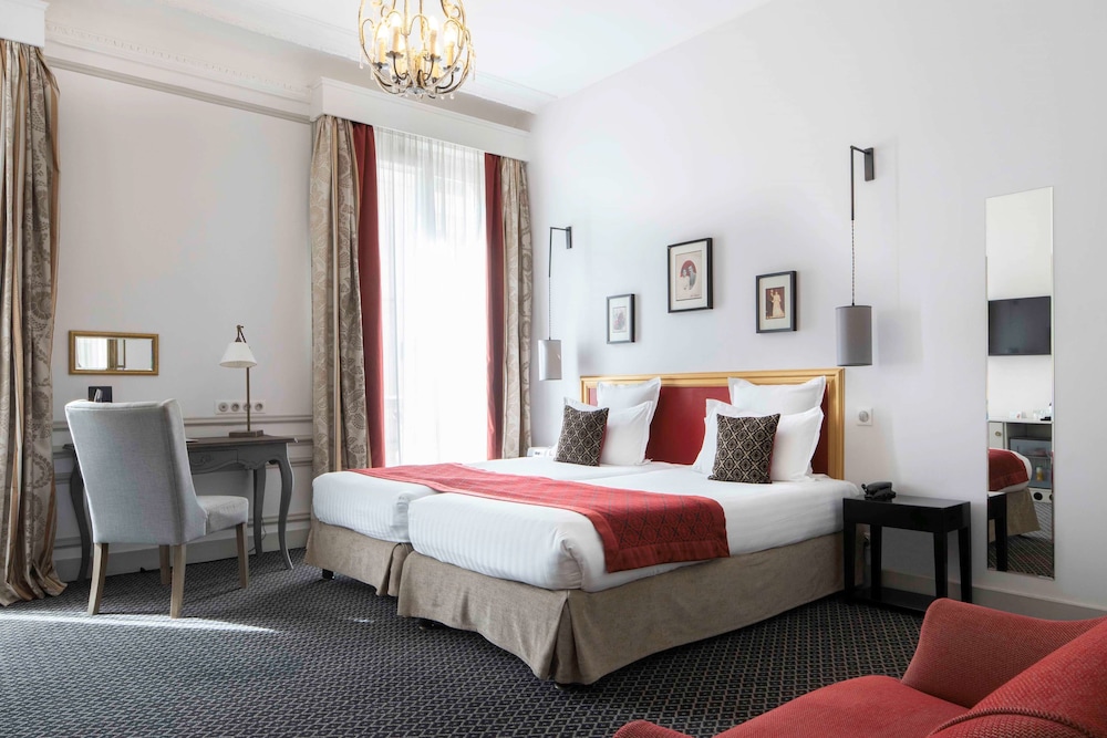 Superior Twin room - Complimentary soft minibar, courtesy tray, Chromecast - Snacks, digital press photo 3