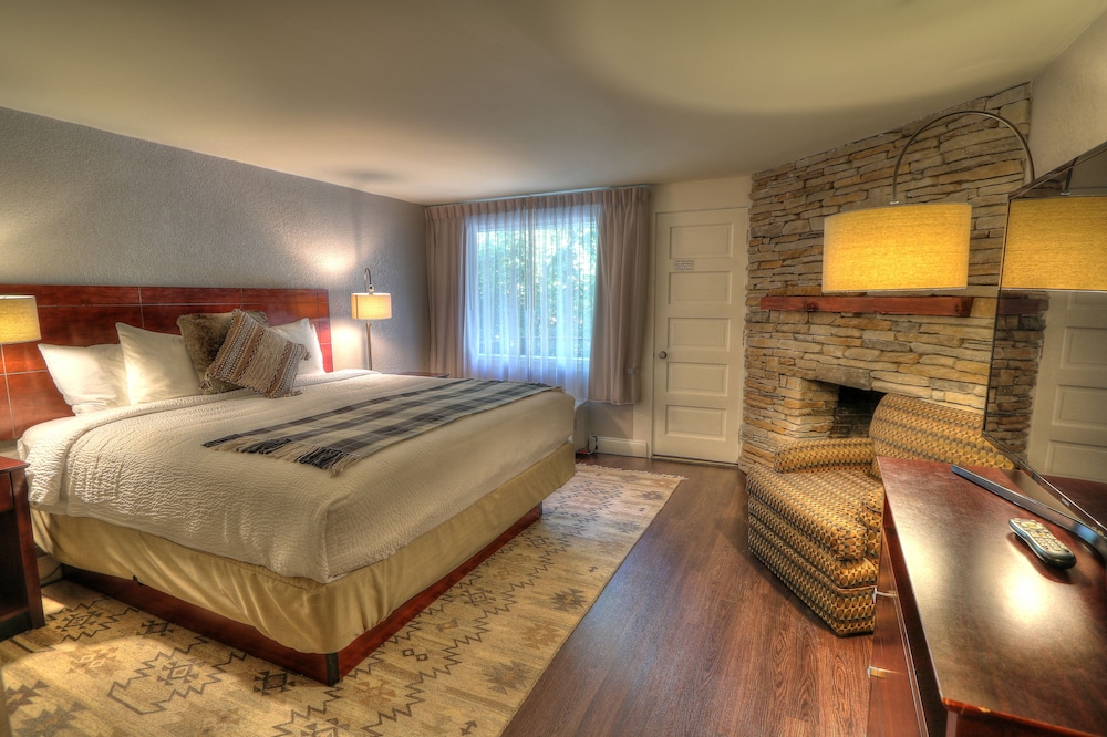 Honeymoon Room, 1 King Bed, Jetted Tub (Private Balcony) photo 1