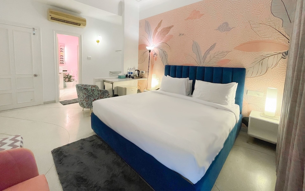 King Room with Balcony - Photo 13