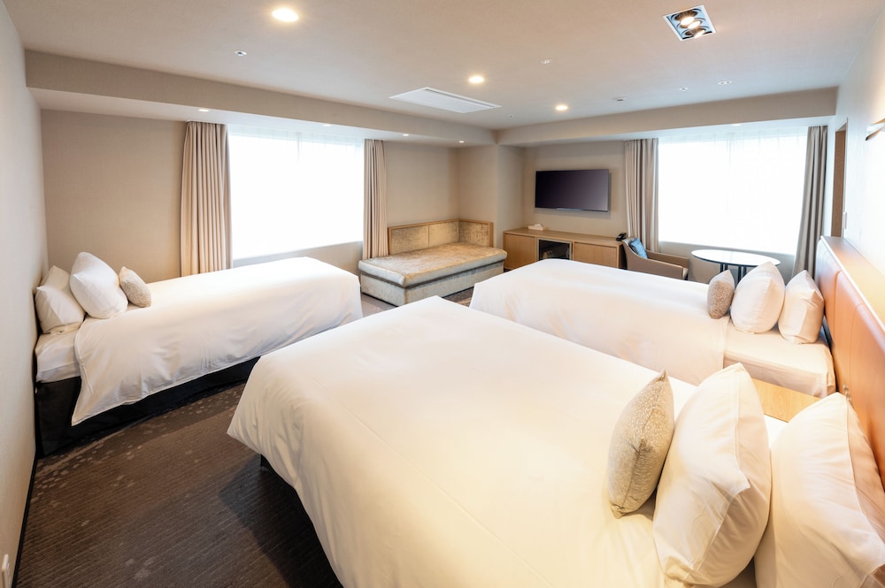 Corner Triple Room, Non Smoking, City View (43 square meters)