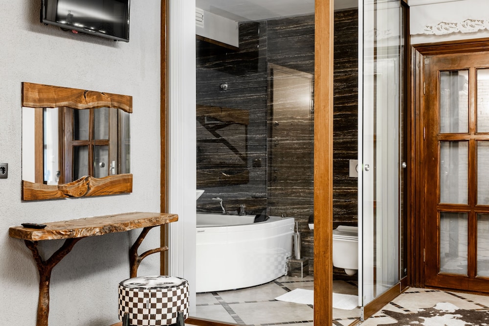 Luxury Suite - Photo 3