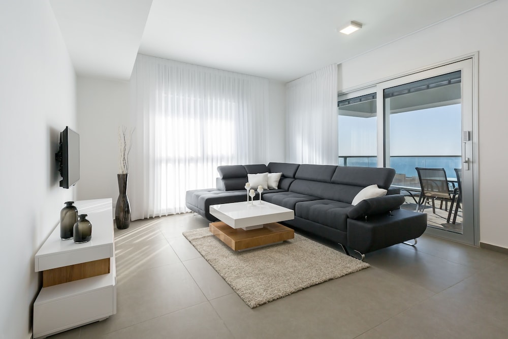 Luxury Apartment, 3 Bedrooms, Sea View, Beachside photo 1