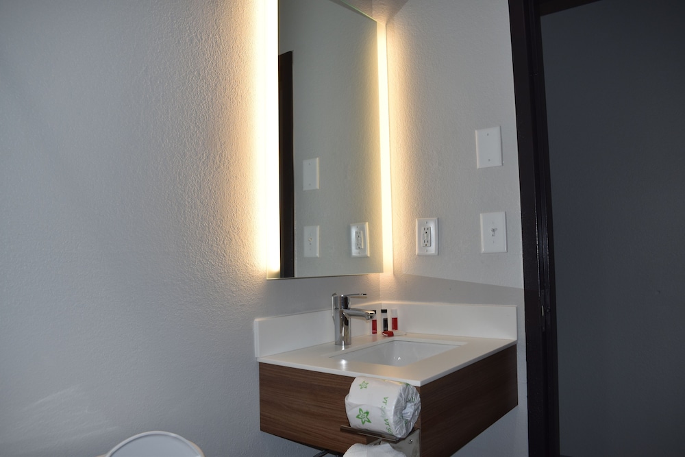 Deluxe Room, 1 Queen Bed, Non Smoking - Photo 6