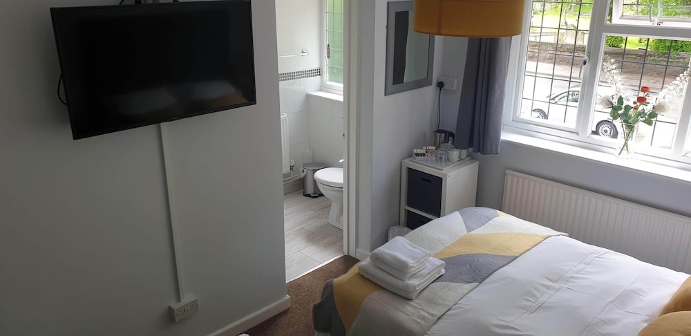 Suite, Ensuite photo 1