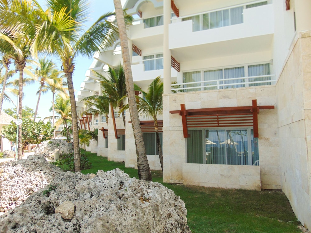 Standard Room, 2 Double Beds, Garden View - Photo 4