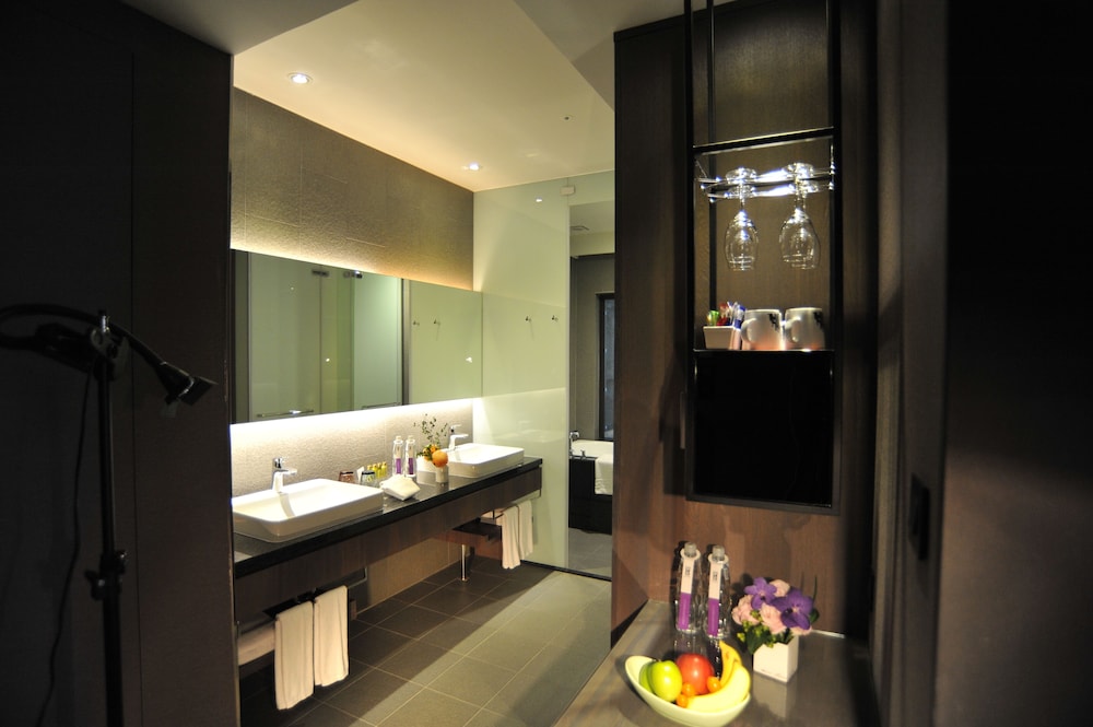 Deluxe Quadruple Room, 2 Double Beds thumbnail 6