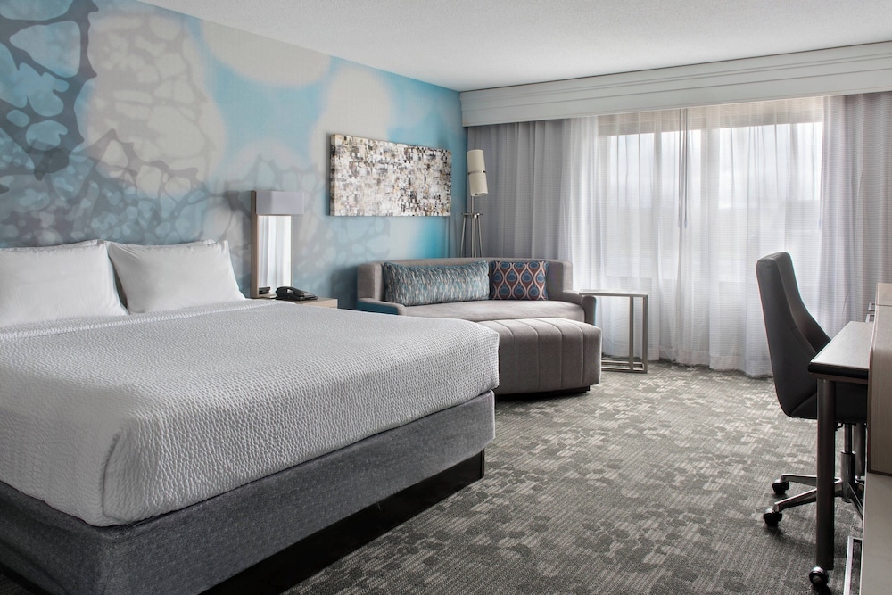 Room, 1 King Bed with Sofa bed (Mobility/Hearing Accessible, Tub) - Photo 3