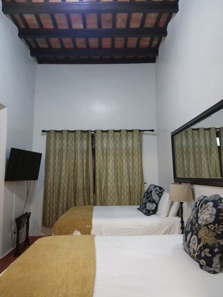 Standard Room, 2 Queen Beds - Photo 8