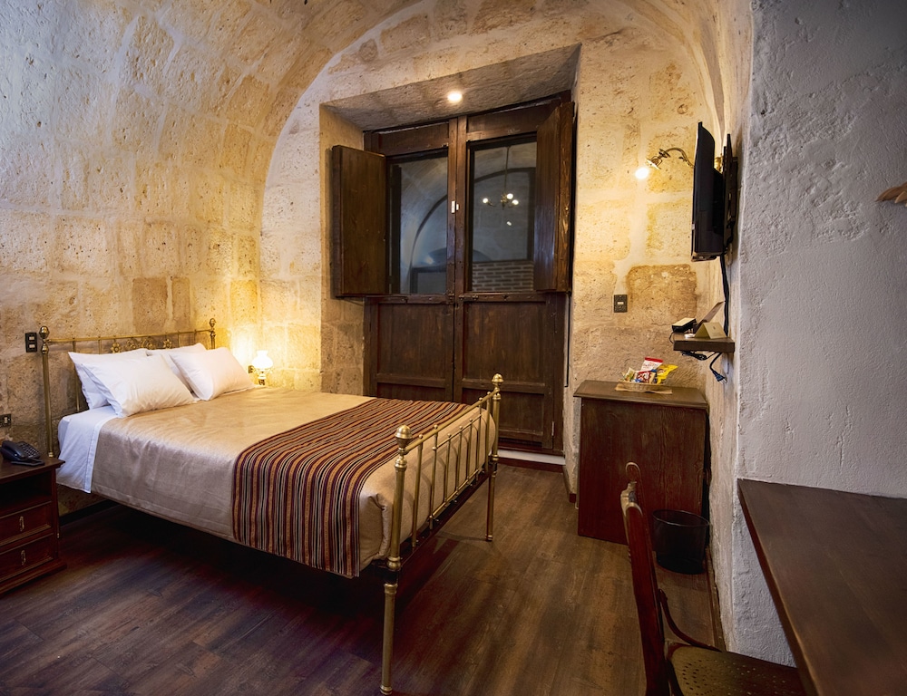 Colonial Double bed room photo 3