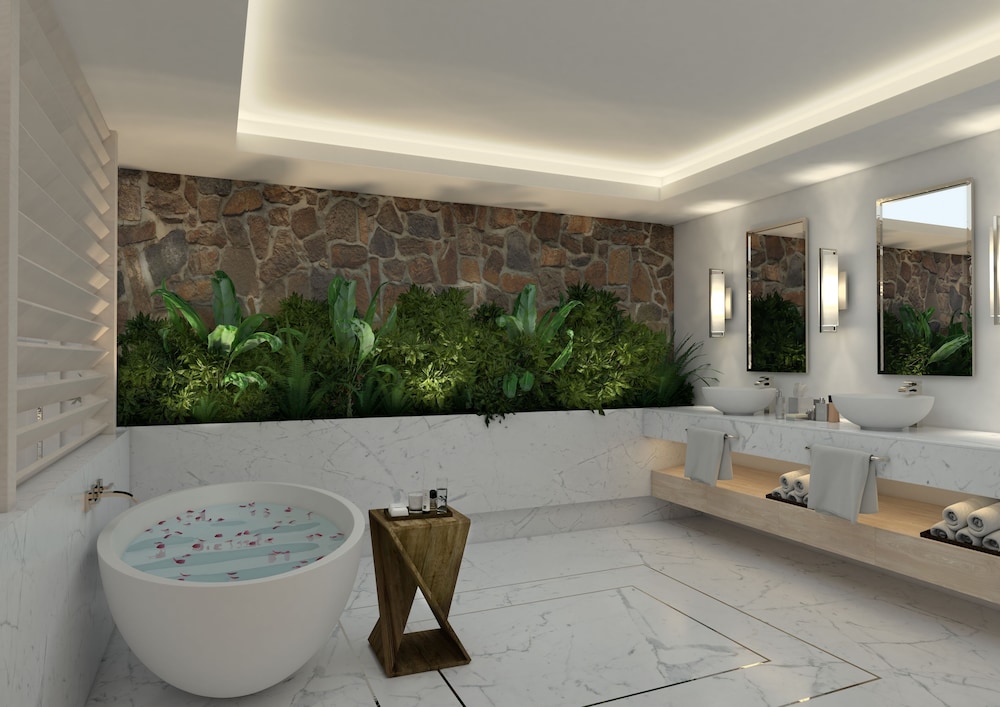 Two Bedroom Beachfront Royal Villa with Private Pool and Hot Tub
