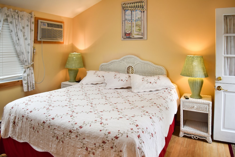 Honeymoon Studio, 1 King Bed photo 1