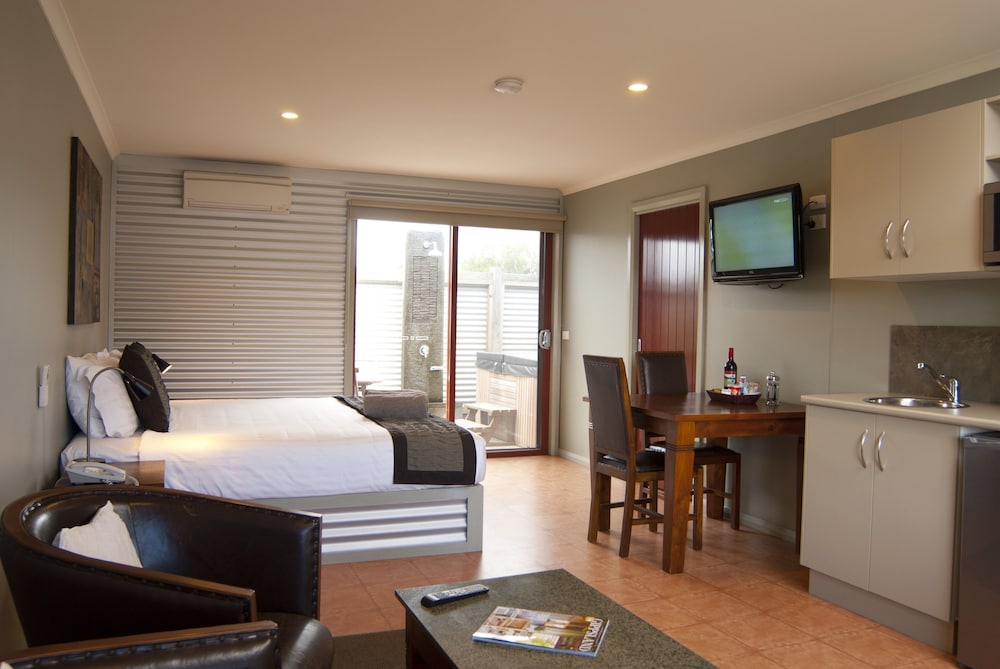 Standard Studio, Non Smoking, Balcony (Courtyard Spa King)
