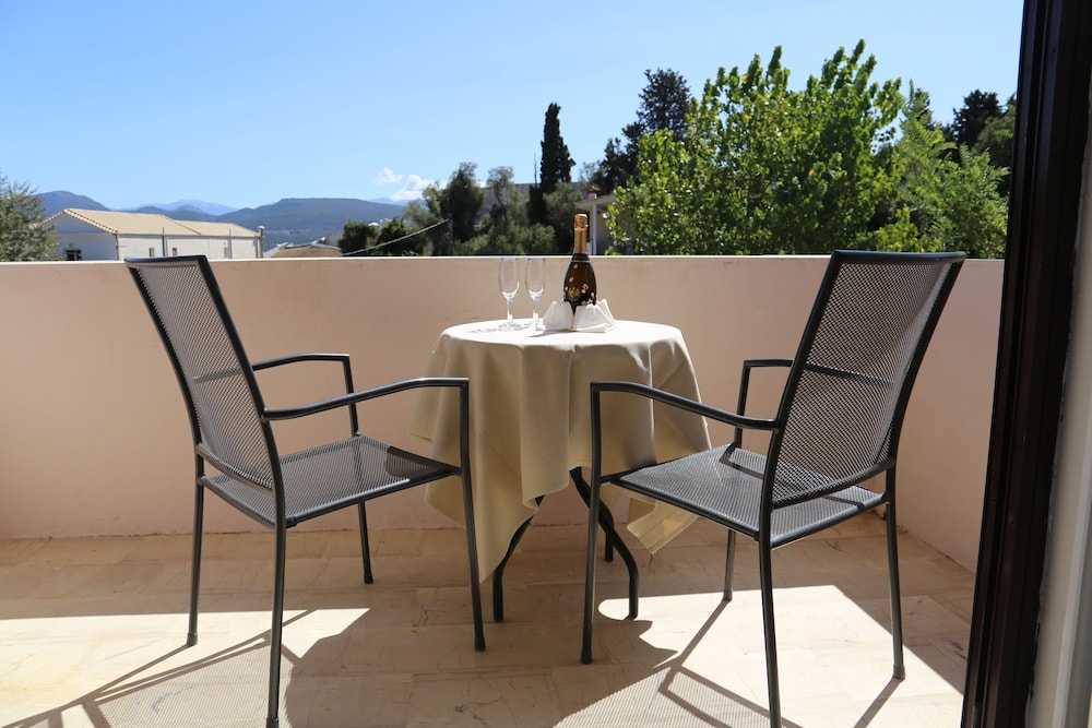 Double Room, Private Bathroom, Pool View photo 2