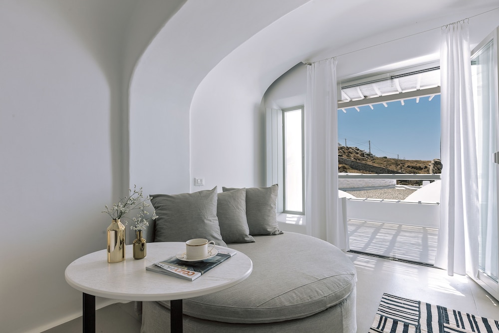 Superior Double Room, 1 King Bed, Partial Sea View photo 3