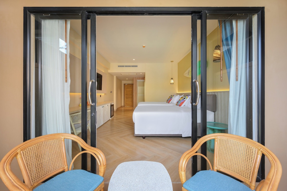 Deluxe Room, Balcony thumbnail 5