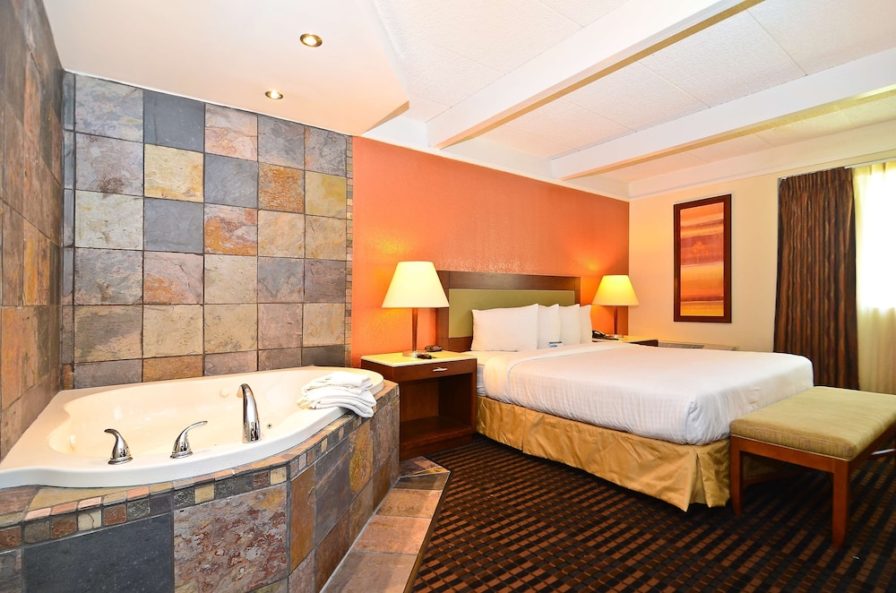 Deluxe Suite, 1 King Bed, Non Smoking - Photo 1