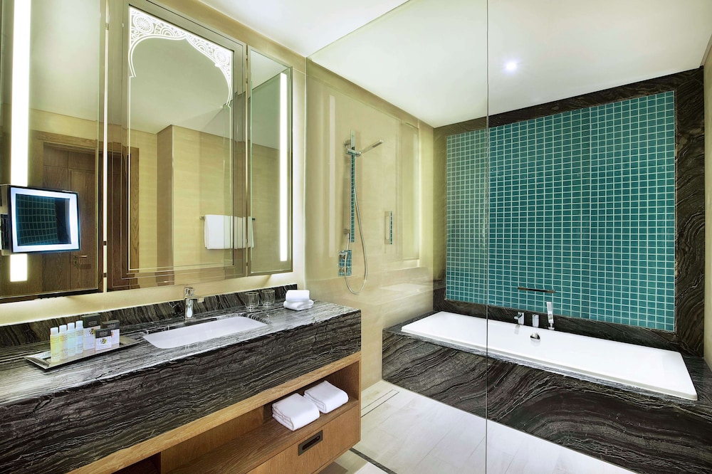 Club Suite, 1 King Bed, Kitchenette photo 3