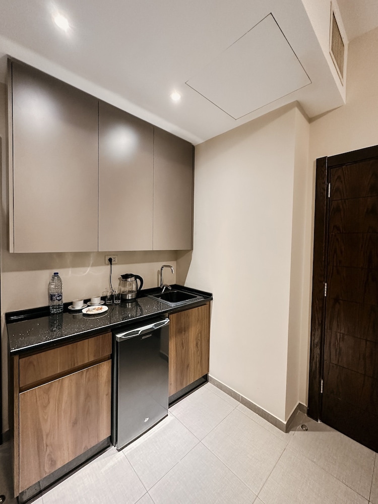 Design Suite, Kitchen, City View photo 3