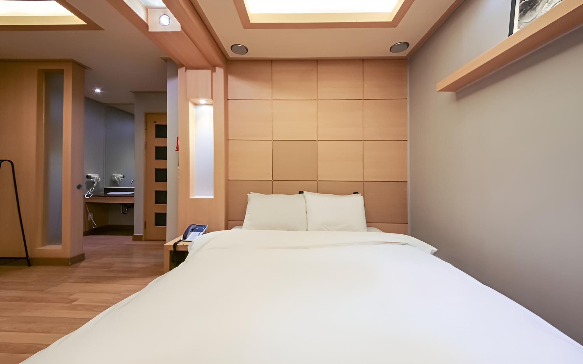 Room (Deluxe Double) - Photo 2