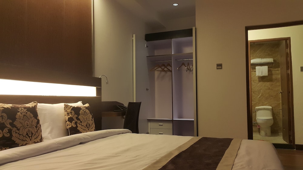 Business Apartment, 1 Bedroom, Non Smoking, Bathtub photo 2