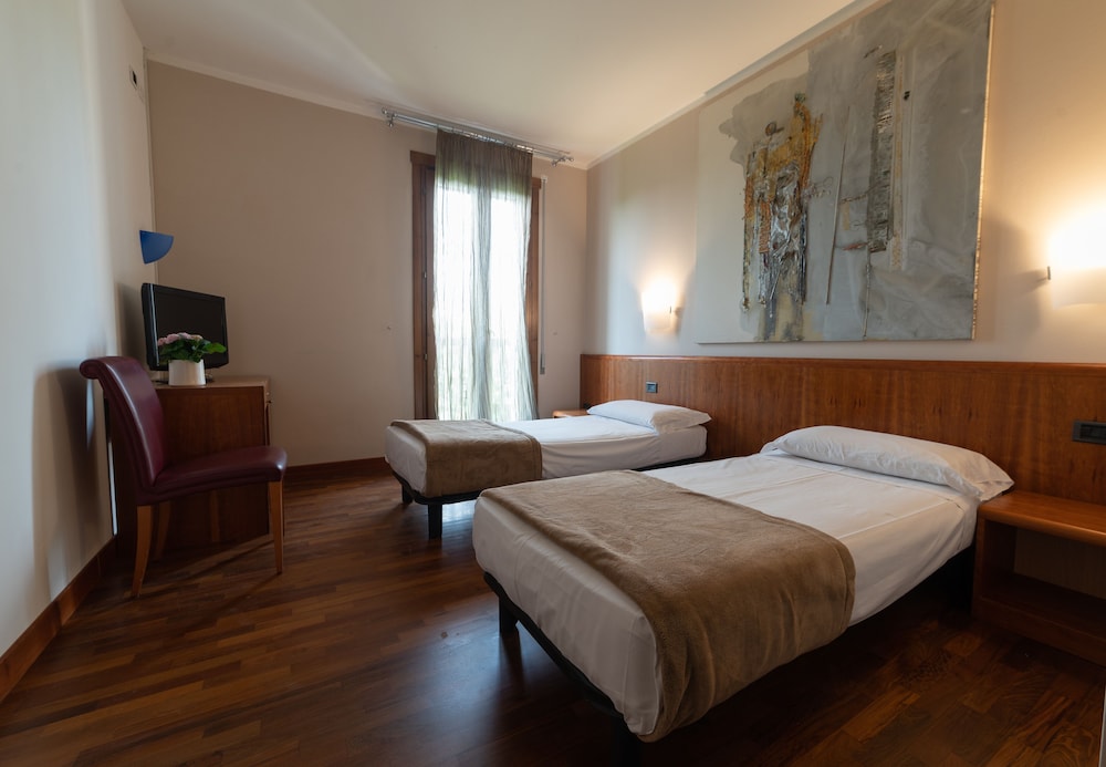 Standard Twin Room photo 3