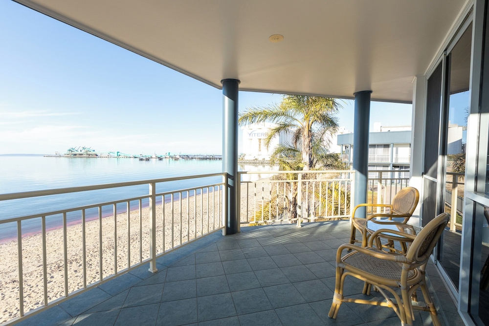 Romantic Suite, 1 Queen Bed, Non Smoking, Ocean View photo 2