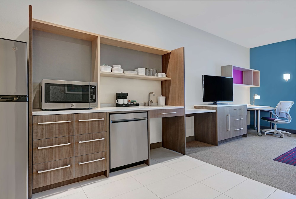 Suite, 1 King Bed, Accessible, Bathtub - Photo 3