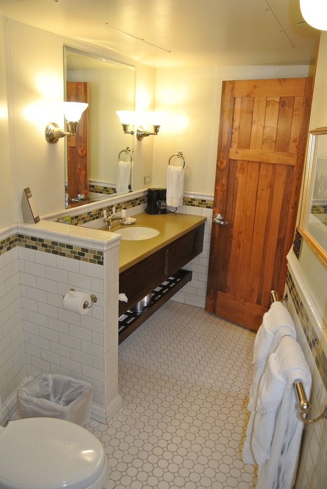 Deluxe Room, 1 King Bed photo 3