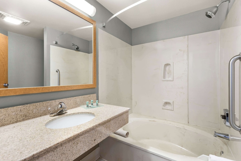 Suite, 1 King Bed, Non Smoking, Refrigerator & Microwave - Photo 4