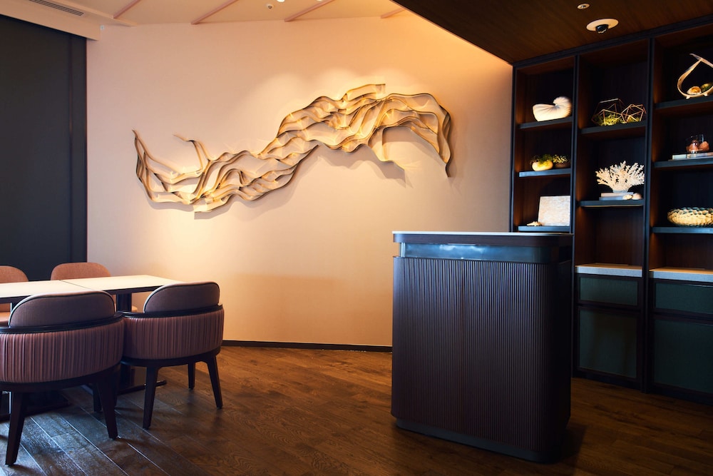 Deluxe Hollywood Twin Room, Non Smoking (With Club Pool & Lounge Access) - Photo 10