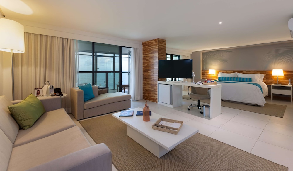 Suite, 1 King Bed, Balcony, Oceanfront thumbnail 5