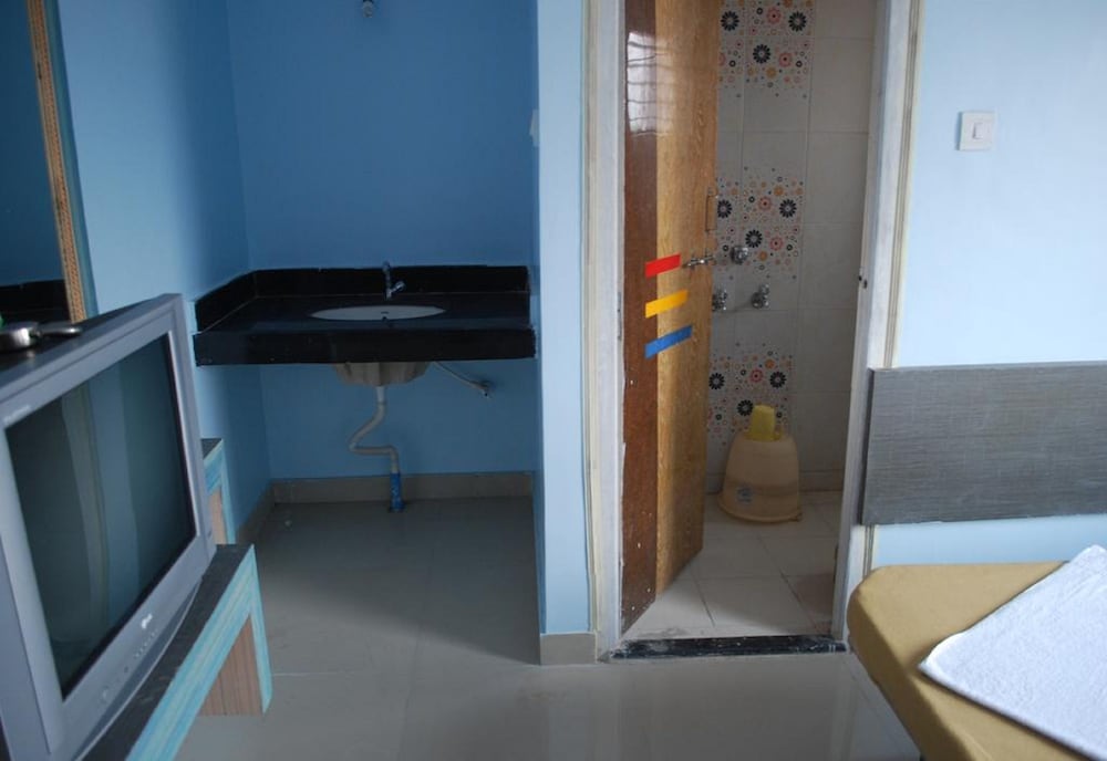 Deluxe Room, 1 Double Bed (AC) photo 2