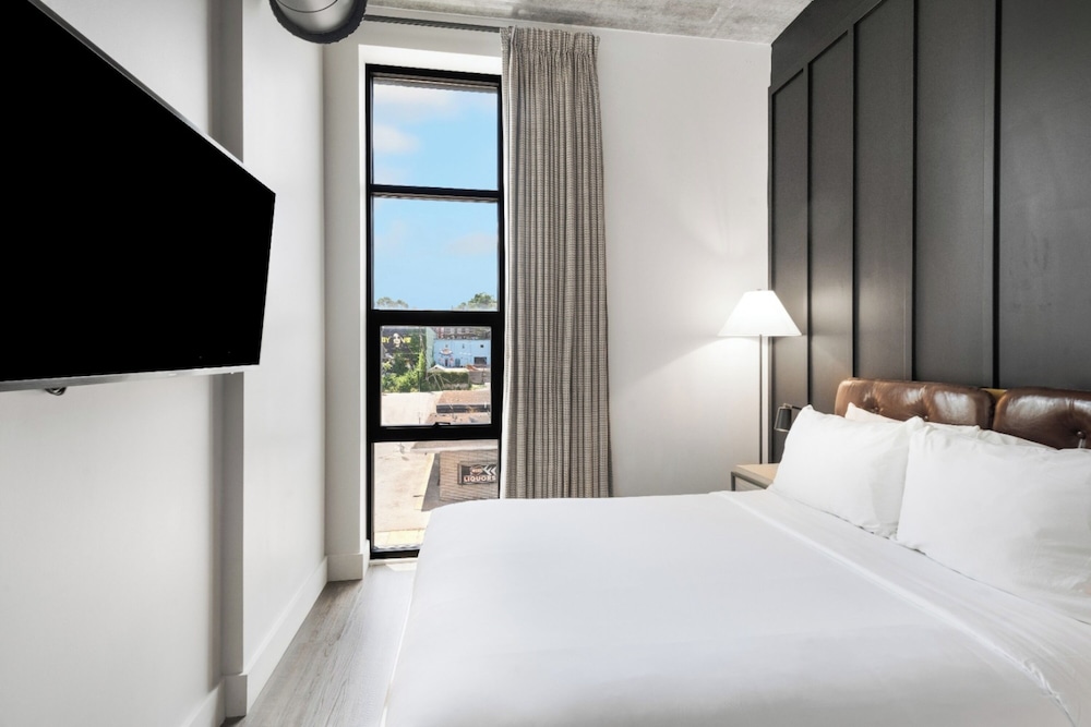 Suite, 2 Bedrooms, Kitchenette - Photo 1