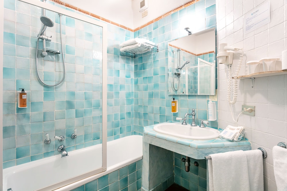 Standard Double Room - Photo 10