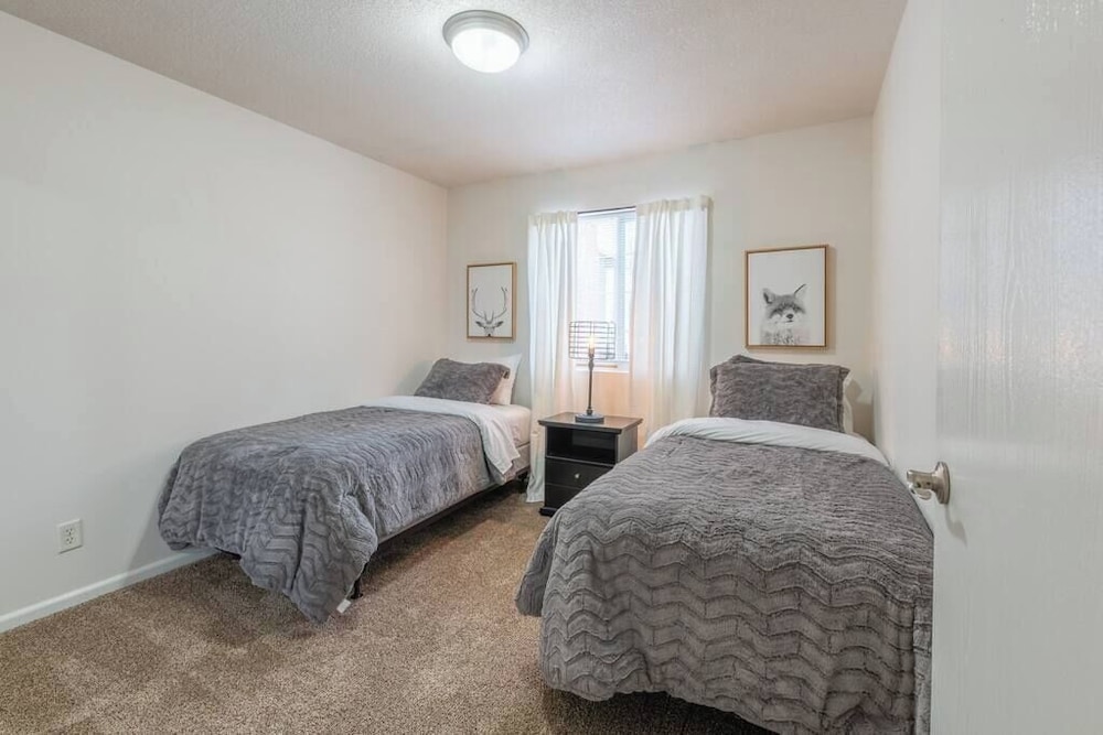 Sequoia - Sprawling 2BD 2BA Sofa Bed Near Jordan Creek w Pool, Billede 18