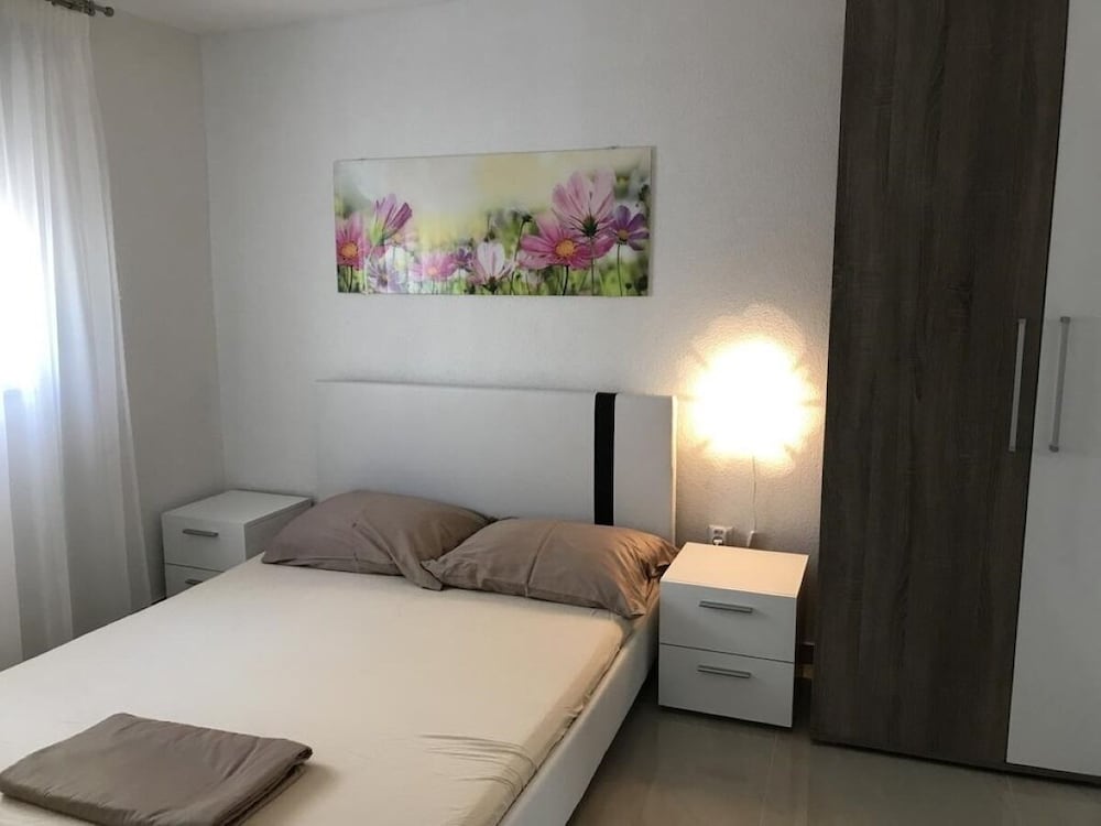 Apartment (JoRa - familiy friendly with parking )